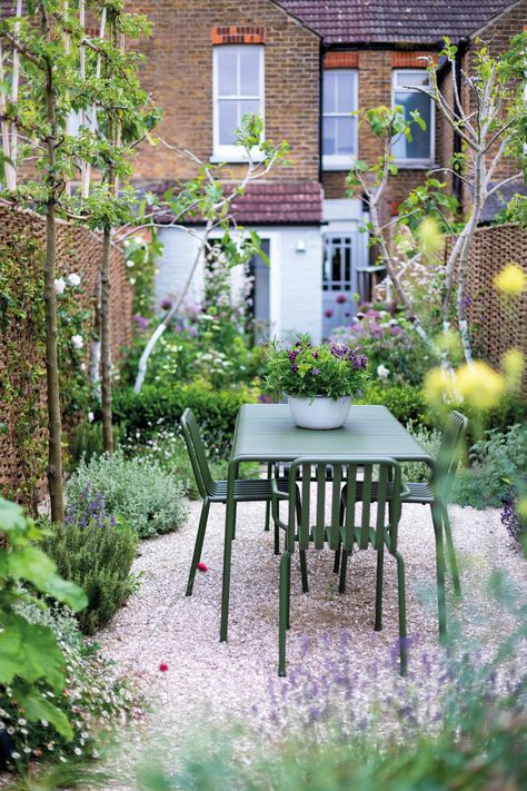 Narrow Garden, Small Courtyard Gardens, Courtyard Gardens Design, Walled Garden, Traditional Garden, Flowers Wallpaper, Small Garden Design, Courtyard Garden, Garden Cottage