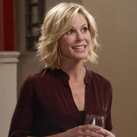 Julie Bowen Hair Bob, Julie Bowen Short Hair, Claire Dunphy Hair, Julie Bowen Haircut, Julie Bowen Hair, Claire Dunphy, Short Platinum Blonde Hair, Growing Out Short Hair, Long Bobs