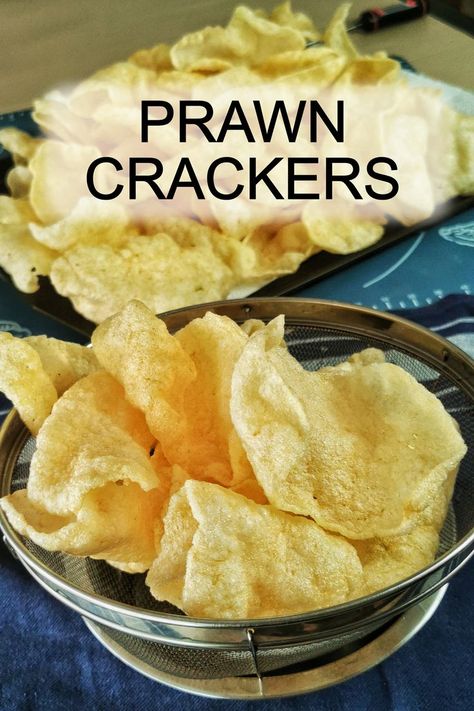 Prawn crackers (shrimp chips) are classic Chinese snacks. You can prepare homemade crispy crackers easily by following this recipe. Prawn Crackers Recipe, Shrimp Batter, Shrimp Chips, Prawn Crackers, Prawn Fritters, Foxy Folksy, Chinese Party, Fish Crackers, Crispy Crackers