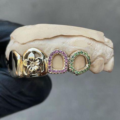 Girl Grillz, Dental Jewelry, Custom Grillz, Diamond Teeth, Dope Jewelry Accessories, Tooth Gems, Grills Teeth, Teeth Jewelry, Jewelry Accessories Ideas