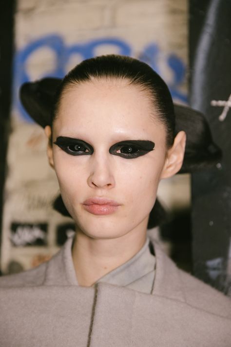 Rick Owens Makeup, Demonic Eyes, Blue Contact Lenses, White Contact Lenses, Face Art Makeup, Runway Makeup, Editorial Makeup, Halloween Looks, Makati