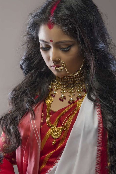 15 Hindu Wedding Ceremony Traditions You Need to Know Bangoli Makeup Look, Bengali Woman, Bengali Aesthetic, Ceremony Traditions, Bengali Beauty, Lord Durga, Rudraksha Bracelet, Bengali Saree, Hindu Wedding Ceremony