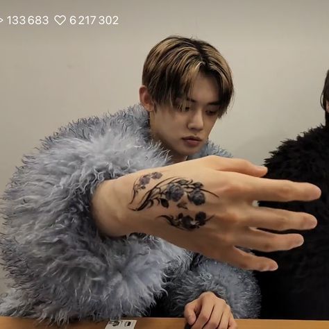 Yeonjun Tattoo, Txt Tattoos, Tattoos Paw Print, Yeonjun Lq, Txt Yeonjun, Dark Tattoo, Face Tattoo, Henna Design, Print Tattoos