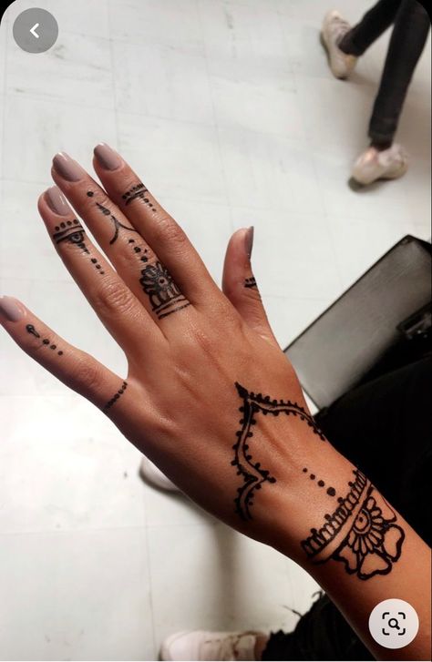 Henna Tattoo Designs Simple Hands, Henna Ink, Henne Tattoo, Cute Henna Designs, Cute Henna Tattoos, Jagua Henna, Tato Jari, Pola Tato, Henna Inspired Tattoos