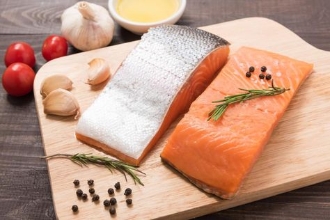 Remove Salmon Skin, Collagen Rich Foods, Foods For Healthy Skin, Bacon And Egg Casserole, Salmon Skin, How To Cook Beef, Salmon Dinner, Cooking Salmon, Foods To Eat