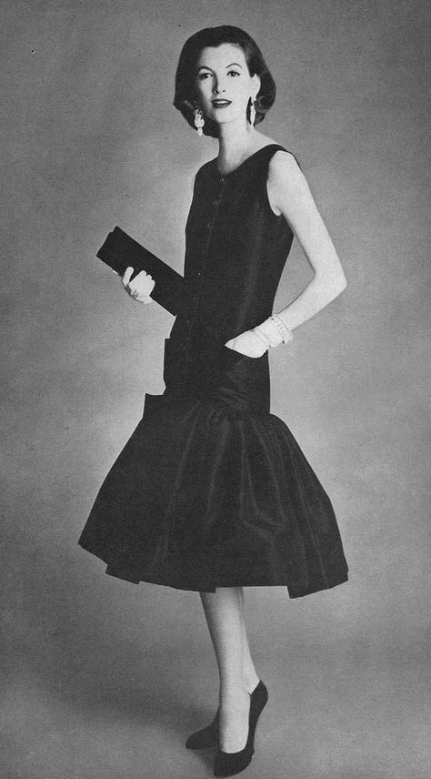 Norman Norell: Norman David Levinson was an American fashion designer famed for his elegant gowns, suits, and tailored silhouettes. Vintage Beverly Hills, Vestidos Pin Up, Los Angeles Vintage, 1950s Vintage Fashion, Irving Penn, Fifties Fashion, 20th Century Fashion, Cocktail Dress Vintage, Vintage Los Angeles