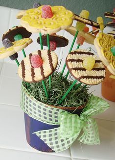 I remember watching my mom make these over 20 years ago and finding them simply charming. I thought she was the most creative lady around... Womens Day Cookies, Snacks Bouquet, Cookies Kids, Bible Learning, Flower Cookie, Activity Day Girls, Mother's Day Projects, Cookie Bouquet, Primary Activities