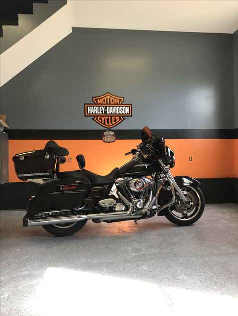 Harley Davidson Office Ideas, Harley Davidson Room Ideas Man Caves, Harley Davidson Man Cave Ideas, Harley Davidson Bathroom Ideas, Harley Davidson Garage Ideas, Harley Davidson Man Cave, Harley Garage, Industrial Man Cave, Harley Men