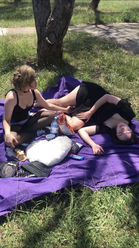 Goth Picnic Aesthetic, Alt Date Ideas, Grunge Date Ideas, Alt Relationship Aesthetic, Alt Summer Aesthetic, Emo Picnic, Double Date Aesthetic, Double Dates Aesthetic, Wlw Date Aesthetic