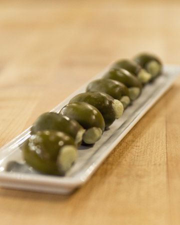 DIY Blue Cheese Stuffed Olives (Freaking love these things!) Blue Cheese Stuffed Olives, Fried Olives, Oven Dried Tomatoes, Stuffed Olives, Hot Appetizers, Fingerfood Party, Olive Recipes, Bleu Cheese, Cheese Stuffed