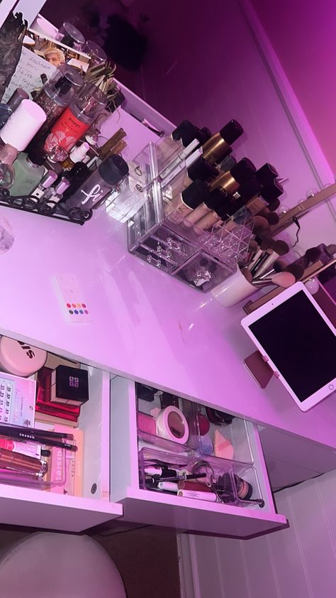 Lots Of Makeup Aesthetic, Makeup Asthetic Vanity, Makeup Aesthetic Vanity, Makeup On Counter Aesthetic, Schminke Aesthetic, Baddie Vanity, Makeup On Vanity, Makeup Asthetic Background, Makeup Set Up