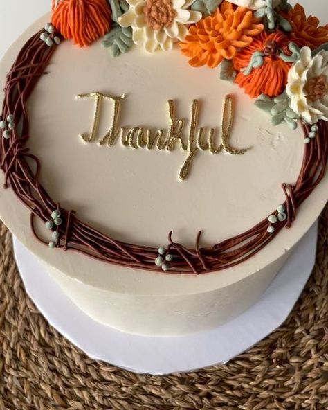 Fall Wreath Cake, Friendsgiving Cake, Thanksgiving Cake Ideas, Pastel Thanksgiving, Thanksgiving Cake, Thanksgiving Cakes, Fall Cakes, Thanksgiving Design, Easy Thanksgiving