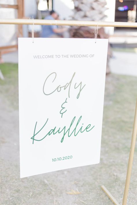 Diy Sign Stand, Diy Wedding Welcome Sign, Diy Easel, Lego Wedding, Simple Diys, Wedding Tools, Key West Wedding, Tropical Bridal Showers, Wedding Signs Diy