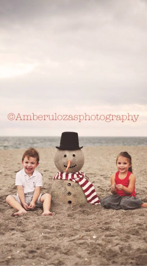 ©amberulozasphotography 2015 holiday mini Beach sand snowman holiday minis Merry Christmas photoshoots Amber Ulozas Family Christmas Pictures Ideas, Beach Christmas Pictures, Christmas Beach Photos, Christmas Pictures Ideas, Sand Snowman, Beach Christmas Card, Christmas Card Pictures, Photos Bff, Florida Christmas