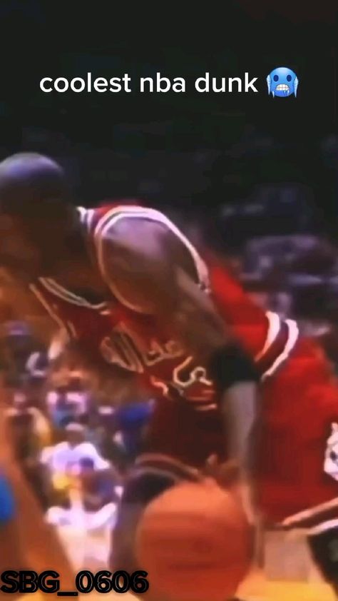 Dunking Basketball, Michael Jordan Gif, Michael Jordan Dunking, Basketball Workouts Training, Jordan Videos, Michael Jordan Art, Nba Video, Jordan Logo Wallpaper, Basketball Moves