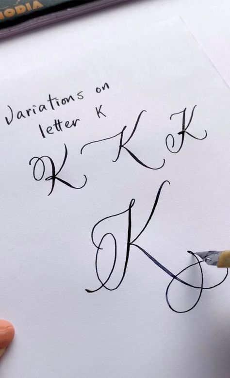 Learn how to write the letter K in beautiful nib calligraphy with this step-by-step tutorial. #calligraphy #handwriting#Cursive_K_Fonts #Signature_Ideas_K_Letter #K_Calligraphy_Letter #K_Letter_Design_Calligraphy K Font Letter, Cursive K, K Calligraphy, Vintage Cursive, Tattoo Name Fonts, Fonts For Tattoos, Calligraphy Letters Alphabet, Nib Calligraphy, Pretty Handwriting