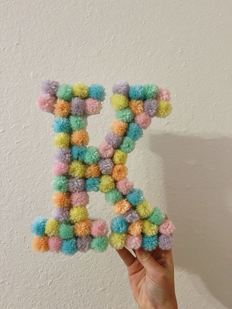 Pom Pom Initial, Crafts For Dorm Room, College Crafts Diy Projects, Homemade Dorm Decor, Diy Dorm Wall Decor, College Craft Ideas, Diy Dorm Decor Wall Crafts, Dorm Wall Decor Diy, Dorm Diy Decor