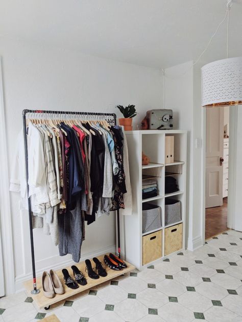 Open Wardrobe Organisation, Open Wardrobe Small Bedroom, No Wardrobe Ideas Bedrooms, Small Open Wardrobe Ideas, Bedroom With Open Wardrobe, Small Open Wardrobe, Open Wardrobe Ideas Small Spaces, Minimalist Closet Inspiration, Wardrobe For Small Bedroom