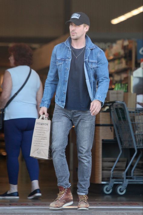 Mens Baseball Cap Outfit, Denim Jacket Men Style, Erewhon Market, Outdoorsmen Style, Ryan Gosling Style, Mens Smart Casual Outfits, Райан Гослинг, Famous Actors, Smart Casual Men