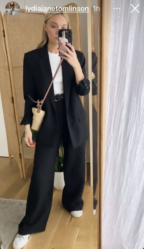 Smart Casual Women Work, Black Pants Outfit Dressy, Blazer Set Outfit, Black Blazer Outfit, Black Pants Outfit, Smart Casual Women, Sixth Form, Blazer Outfits For Women, Corporate Fashion