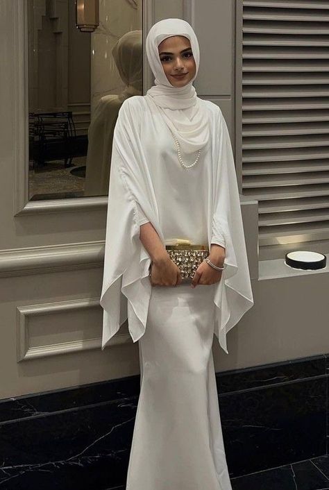 Raya Outfit Ideas, Muslim Graduation Outfit, Graduation Abaya, Elegant Hijab Outfit, Gamis Simple Elegant, Pola Kaftan, Coquette Hijab, Dress Hijab Outfit, Graduation Outfit Ideas Hijab