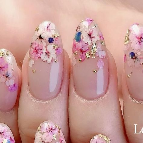 Peony Nails Design, Japanese Nails Almond, Nails With Flowers Inside, Floral Gel Nails, Cute Flower Nail Designs, Wild Flower Nails, Tulips Nails, Pressed Flower Nails, Dried Flower Nails