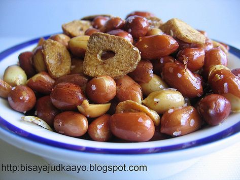 fried garlic peanuts (pritong mani) Fried Peanuts Recipe, Peanut Snack, Easy Filipino Recipes, Filipino Street Food, Fried Garlic, Chilled Beer, Filipino Cuisine, Zebra Cake, Peanut Recipes