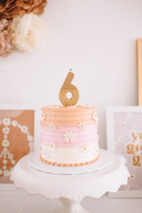 Daisy Party Cake, Pink Daisy Birthday Party Ideas, Daisy Themed Birthday Cake, Daisy Birthday Cake Ideas, Groovy 1st Birthday Cake, Flower Cake For Kids, Flower Themed Birthday Cake, Four Ever Groovy Birthday Cake, Kids Flower Birthday Party