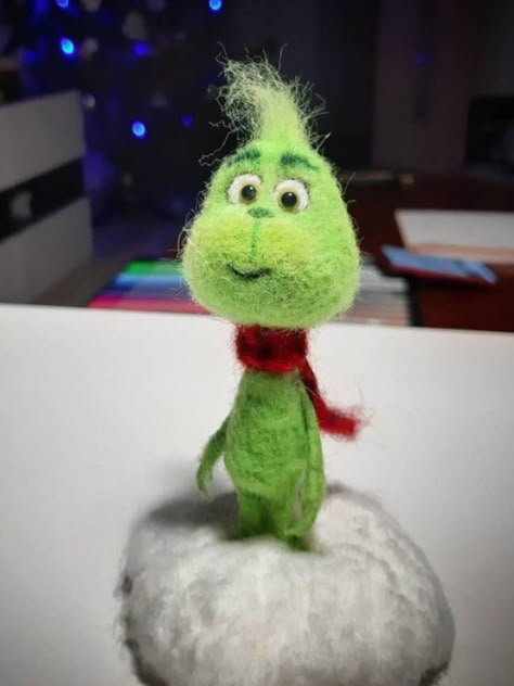 Needle Felting Ideas For Christmas, Grinch Needle Felt, Needle Felting Ideas Christmas, Needle Felt Grinch, Needle Felted Grinch, Needle Felted Ideas, Needle Felted Characters, Needle Felting Christmas Ornaments, Christmas Needle Felting Ideas