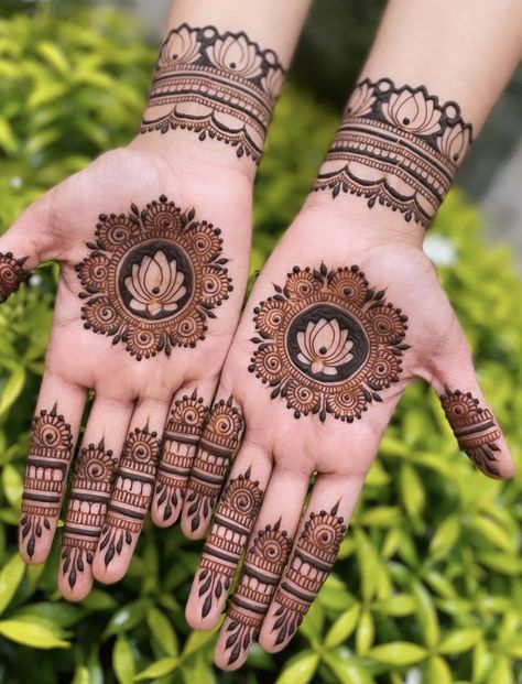 Simple Mehndi Design For Hands, Mehndi Designs Palm Simple, Mehendi Indian Designs, Mehandi Palm Designs, Wedding Rangoli Designs Indian, Bff Mehndi Design, Mehndi Design For Wedding, Mehndi Design For Right Hand, Mehandhi Designs Back Hand