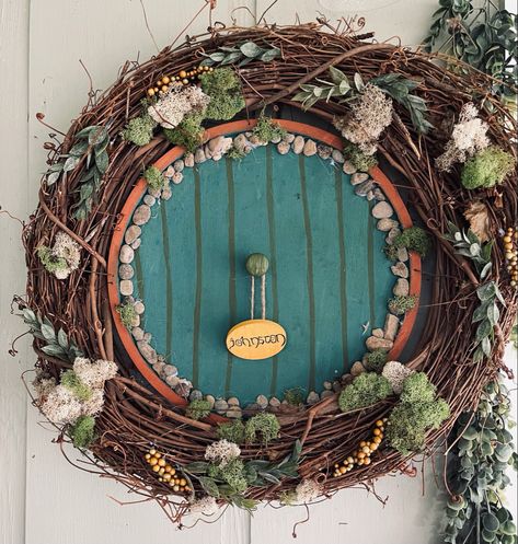 Hobbit Hole Door Wreath, Hobbit Door Diy, Hobbit Picnic, Hobbit Door Wreath, Hobbit Decor, Hobbit Doors, Hobbit Core, Casa Do Hobbit, Hobbit Door