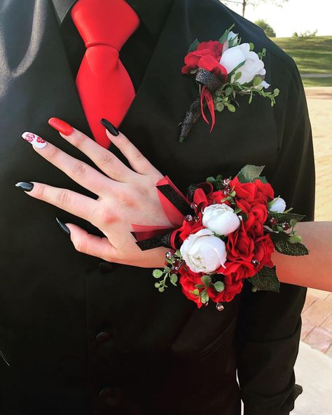 Red Black And White Corsage Prom, Black And Red Corsage Prom, Black And Red Boutonniere, Red And Black Corsage And Boutonniere, Bootinterieur Prom, Red Tux Prom, Black And Red Corsage, Red Corsage Prom, Red Corsage And Boutonniere