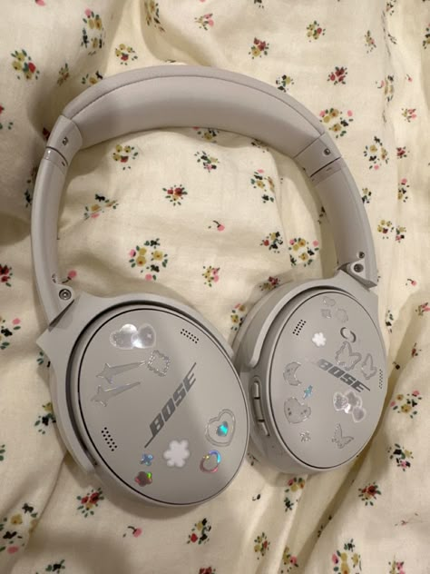 White Over Ear Headphones Aesthetic, Cute Bose Headphones, Headphones Bose Aesthetic, Bose Headphones Stickers, Silver Bose Headphones Aesthetic, Silver Headphones Aesthetic, Decorated Headphones Aesthetic, Bose Qc35 Ii Aesthetic, Bose Qc45 Outfit