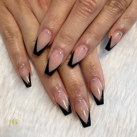 Almond V Tip Nails, V Nail Art, Coffin Black Tip Nails, Black V Tip French Nails, V Shaped Nails, Black V French Tip, V Nails Design, Black Nails Tips, Black V Tip Nails