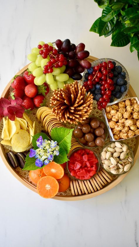 Movie Night Snacks Healthy, Weekend Snacks, Colourful Food, Beautiful Cheese Board, Peaceful Evening, Food Platter, Colorful Food, Movie Night Snacks, Snack Platter