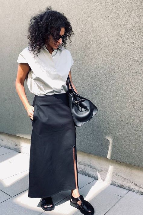 The Row Summer Style, The Row Outfits Summer, The Row Styling, The Row Outfits 2023, The Row Street Style, The Row Skirt, Skirt Street Style 2023, Neelam Ahooja Style, The Row Outfits