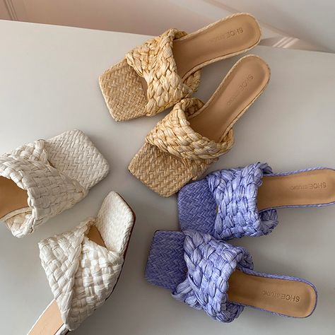 slowlivinglifestyle Raffia sandals in white，purple and beige. #summershoes #shoes #sandals #summer #fashion #summersandals #instashoes #style #footwear #slippers #shoelover #shoestagram #womenshoes #shoestyle #ootd #heels #shoesaddict #shoesshop #womensandals #summerstyle #luxuryshoes #summervibes #flipflop #highheels #shopping #onlineshopping #shoesshopping #sneakers #ss Shoe Cleaning, Raffia Sandals, Professional Shoes, Sandals Outfit, Womens Sandals Summer, Mule Sandals, Clean Shoes, Shoe Lover, Shoe Style