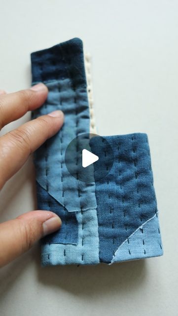 Jeans Purses And Bags, How To Stitch Bag, Bookhou Bag, Bag Stitching Ideas, Boro Stitching Tutorials, Sashiko Pouch, Sashiko Pattern Free, Patchwork Bags Diy, Japanese Boro Textiles