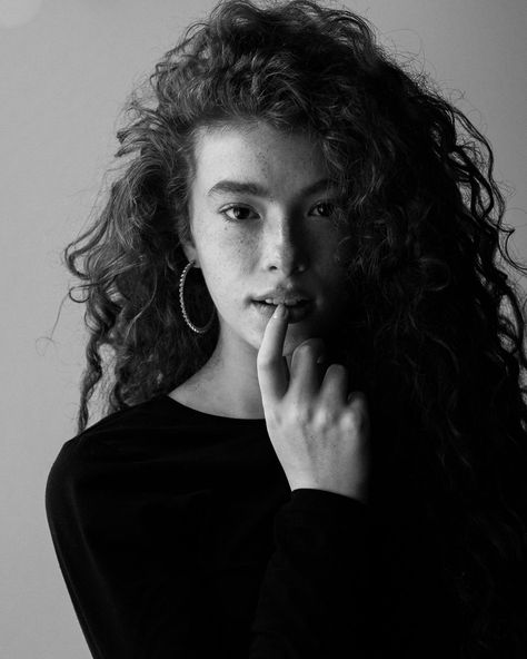 Curly Hair Freckles, Shooting Photo Studio, Curly Hair Model, Moody Lighting, Female Portrait Poses, Person Photography, Curly Hair Beauty, Test Shoot, Hair Photography