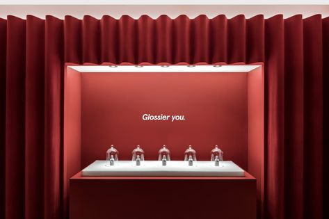 GLOSSIER - POP UP — THE NEW MOTOR Glossier Pop Up, Commercial Interior Architecture, Retail Space Design, Jewelry Store Design, Glossier You, Wallpaper Magazine, Store Interior, Display Design, Pop Up Store