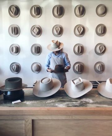 Boho Hats, Hat Bar, Belt Display, Modern Cowboy, Hat Wall, Cowboy Aesthetic, Mirror Inspiration, Scale Art, Luxury Hats