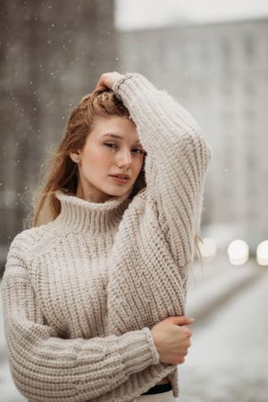 Cable Knit Sweater Aesthetic, Winter Portraits Photography, City Fashion Photography, Snow Photoshoot, Pose Portrait, Winter Portraits, Montreal Wedding, Snow Falling, Winter City