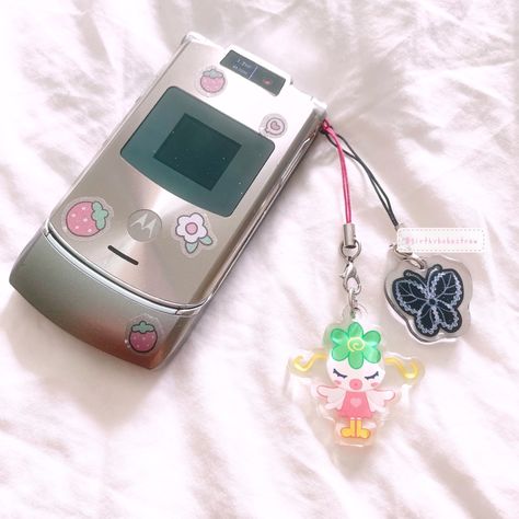 Flip Phone 2000s, 2000s Phone, Flip Phone Aesthetic, Y2k Phone, Retro Gadgets, Retro Phone, Vintage Phones, 2000s Aesthetic, Flip Phone