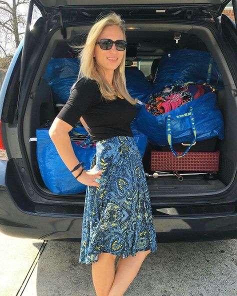 LulaRoe Julia dress worn as a top with a LuLaRoe Azure skirt! Check out my shopping group! https://www.facebook.com/groups/lularoeerinwoolley/ Skirt Styling, Lula Roe, Lularoe Julia Dress, Lularoe Outfits, Lularoe Julia, Julia Dress, Lularoe Styling, Lula Roe Outfits, Business Professional