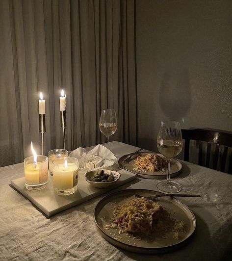 Dinner Date At Home, Romantic Dinner Tables, Dinner Date Aesthetic, Romantic Dinner Decoration, Diner Table, Romantic Date Night Ideas, Dinner Table Setting, Dinner At Home, Dinner Decoration