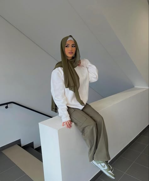 Hijabi Girl Outfit Ideas, Muslimah Aesthetic Outfit, Outfit For Fat Belly Women, Hijabi College Outfits, Hijab School Outfit, Sage Green Hijab, Hijab Outfit Ideas Summer, Street Hijab Fashion Casual, Hijab Friendly Outfits