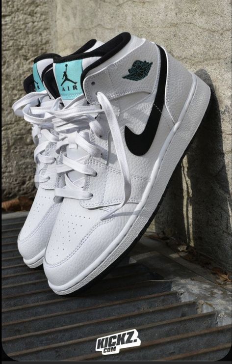 Urban Apparel, Jordan Shoes Girls, Jordan Shoes Retro, Custom Nike Shoes, Shoes Sneakers Jordans, All Nike Shoes, Nike Shoes Jordans, Nike Air Shoes, Cute Nike Shoes