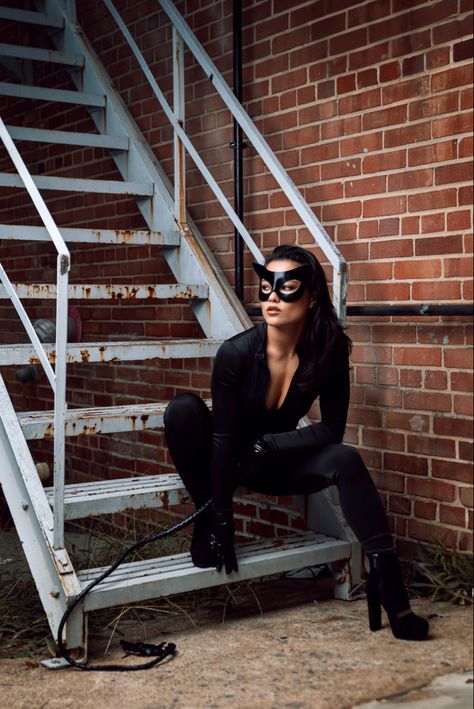 Catwoman cosplay photoshoot Cat Woman Photoshoot Ideas, Catwoman Photoshoot, Cat Woman Photoshoot, Catwoman Poses, Cat Woman Halloween, New Catwoman Costume, Cat Woman Poses, Catwoman Aesthetic, Cat Woman Makeup