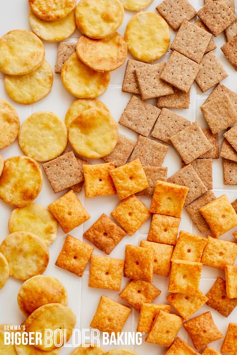 Homemade Wheat Thins Recipe, Homemade Ritz Cheese Crackers, Jatz Crackers Recipes, Diy Saltine Cracker Recipes, Homemade Crackers Recipe Simple, Easy Crackers Recipe, Homemade Wheat Thins, Wheat Thins Recipe, Homemade Oyster Crackers