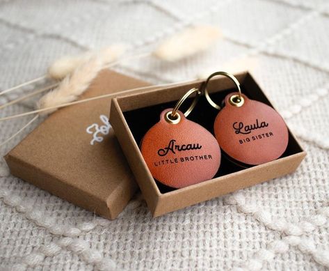 K o h s i on Instagram: "Big Sister / Little Brother leather tags for a very gorgeous duo @laula.co - now available to purchase on our website! 🤍 . As you all know…" Pawsitive Vibes, Leather Tags, Kraft Paper Wrapping, Leather Dye, Luxury Dog, Pet Tags, Leather Collar, Split Ring, Id Tag